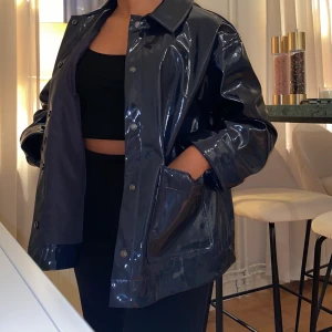Skimrig regnjacka - Köpt på weekday, använd ett fåtal gånger. Storlek M passar som oversize på någon som har XS/S. 350 kronor ☺️☔️