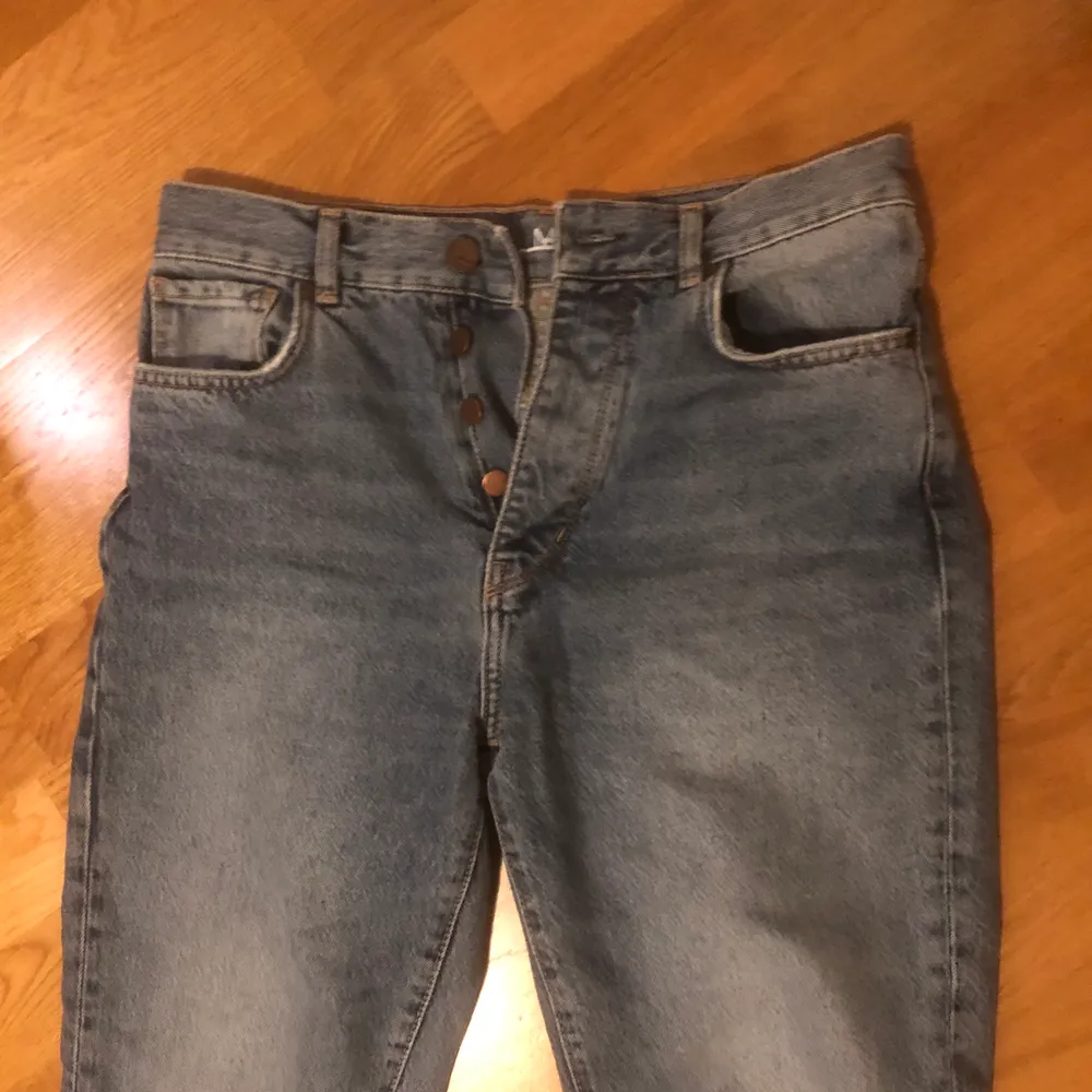Snygga mom jeans, hade visat hur de sitter på men är för små för mig då storleken på de är S och jag är normalt en M. Inga fläckar och är sparsamt använda!!. Jeans & Byxor.
