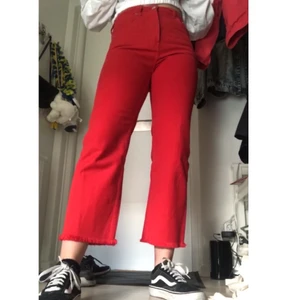 Weekday Jeans  - Weekday jeans röda, i storlek 25 runt midjan, jag är 163cm lång. Knappt använt för att de är för små för mig. Frakt eller mötas upp. Frakten står köparen för. Lägg gärna bud! Start pris 150kr 