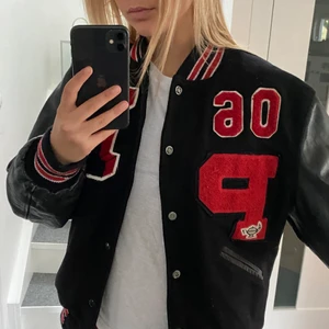 Baseboll jacka från 2000-talet - Snygg basebolljacka i äkta läder från 2000 talet. Storlek S. 💘💘💘 