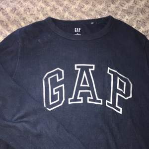 GAP tröja som köptes på second hand. Den är oversized på mig som brukar ha XS/S🖤💙 Frakt 66kr, skriv för mer bilder 😊