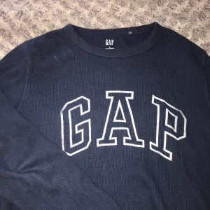 Tröja fr GAP💙 - GAP tröja som köptes på second hand. Den är oversized på mig som brukar ha XS/S🖤💙 Frakt 66kr, skriv för mer bilder 😊