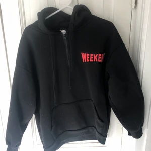 Hoddie - Knappt använd. Väldigt mjuk och varm. Finns svarta mjukisar till.