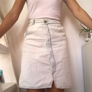 Kjol - Unik ljusblå kjol. Visas på en s men passar  nog m också. Ljusblått jeanstyg med bruna sömmar. Från Carin Wester. Säljer då jag inte använder. Frakt tillkommer 