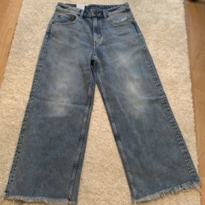 Vida jeans weekday/cheap monday  - Aldrig använt, säljer för de är för stora. Org pris 500kr. Köpt på weekday fast märket är cheap monday. Det är croppade och ska vara korta i modellen. Budgivning om fler vill, skriv bud privat. Frakten ingår i priset.