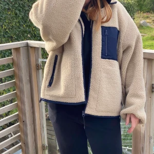 Teddy Vinterjacka från & other stories - Jättefin vinterjacka från other stories, använd en vinter men i gott skick förutom hängare (bild 3). Storlek 38 men är oversized i storleken. Färgerna är mörkblå och beige. Köpt för 1200kr. Frakt blir ca 100kr så den är väldigt stor och fluffig. Fråga gärna om mer bilder eller liknande🐻❤️ 