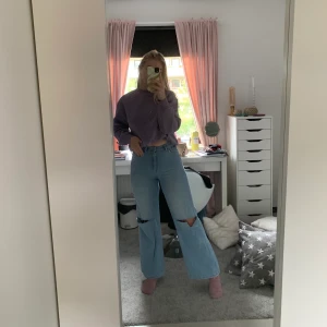 Vida jeans - Vida jeans från NA-KD, hålen har jag klippt själv. Dom är alldeles för tighta och korta för mig och därför säljer jag dom. Byxorna är i storlek 38 men skulle säga att dom även passar en 36 med tanke på att dom är väldigt tighta. Jag är 170cm lång och ni ser hur dom sitter på mig! :) 