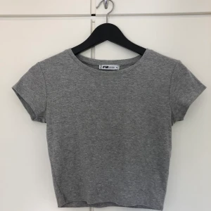 Croptop - En helt vanlig croptop. Använd ett fåtal gånger. Köpare står för frakt men kan även mötas upp!