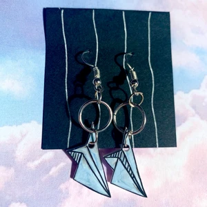 Paper planes blåa örhängen  - Små blåa pappersflygplan då😊 nikelfria krokar, nya re-infoced ringar, vit baksida, i krympplast. Flera finns inne! Frakt 11kr