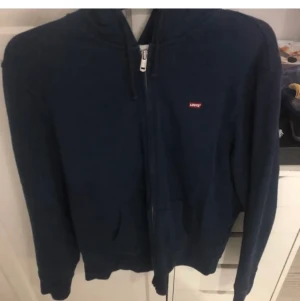Levi’s hoodie - Använt kanske 3 gånger. Storlek L från usa. Köparen står för frakt
