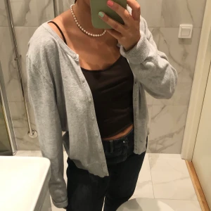 Kofta  - Säljer denna fina kofta!! Storlek L men den passar från XS-L beroende på hur man vill att den ska sitta. Endast använd två gånger, frakt tillkommer🥰