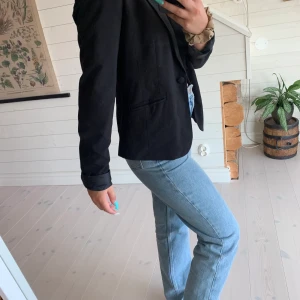 Kavaj - Snygg kavaj från Gina tricot! Knappt använt och i bra skick🤩 st 36, mitt pris är 100 kr och köparen står för frakt