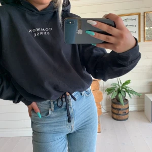 Hoodie - Super fin hoodie med snörning där nere från Gina tricot🤩 knappt använt,  bra skick och skön!! Tror inte den finns kvar. Storlek S och pris 200kr köparen står för frakten💖