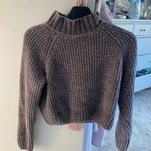 Stickad tröja - Superfin och skön ”stickad” tröja från Hm. Jättebra skick då den bara har används ca 2 gånger. (priset är diskutebart)