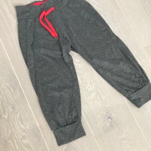 Träningsbyxor  - Knäbyxor från H&M