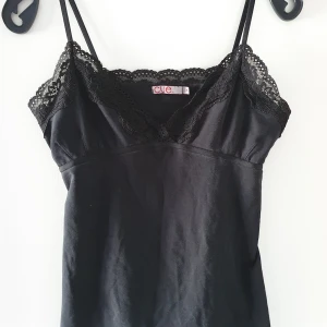 Vintage svart linne - Vintage linne i storlek M. Fraktkostnad blir 45kr.