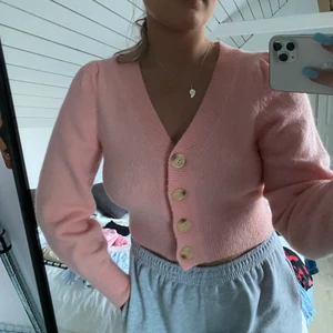 Stickad tröja från & other stories  - Jätte mysig stickad kofta från & other stories, har tyvärr inte kommit så mycket till användning. Köpt för ca 600kr, köparen står för frakt själv. 