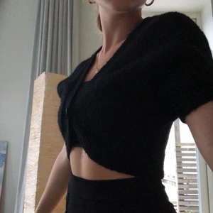 stickad topp - söt stickad topp/kofta med en knapp i mitten. Perfekt plagg nu under tidig höst!