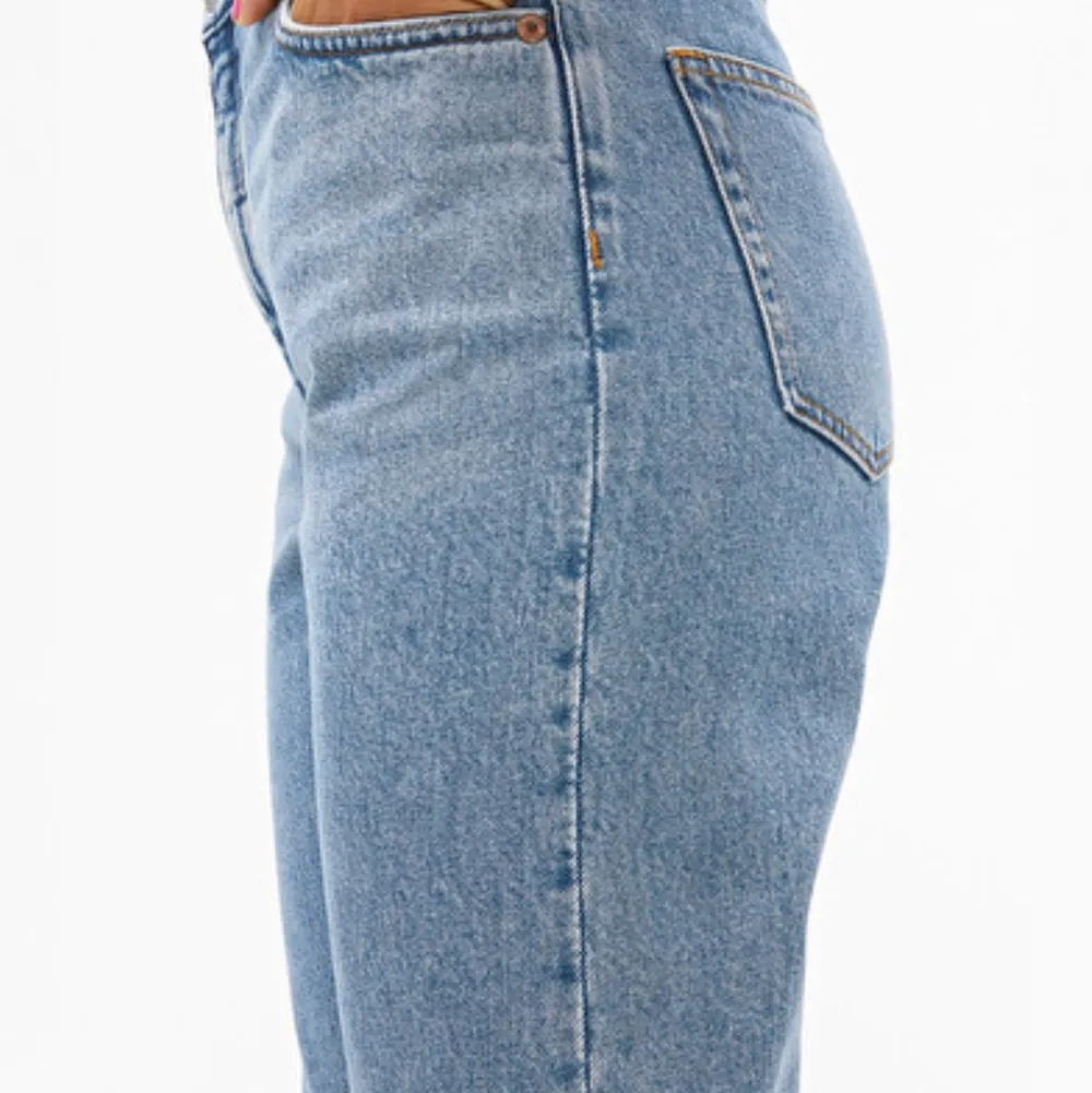 Säljer dessa supersnygga mom jeans från monki. Säljer pga har många liknade så kommer ej till användning. Är i bra skick och har inga slitningar eller fläckar osv. (priset är diskutebart). Jeans & Byxor.