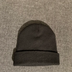 Vanlig svart mössa. - Skön och snygg passform. 