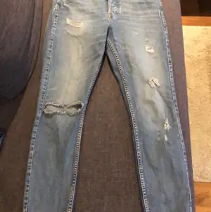Mom jeans med hål och slitningar som detalj i mycket fint skick! Aldrig använda.. står storlek 30 i jeansen och passar mig som har storlek M i jeans. 