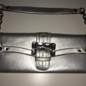 KATHY VAN ZEELAND silver handväska  - Kathy van Zeeland silver handväska i toppskick.mått: 28cm x 12cm .har många praktiska fack både med och utan dragkedja. 