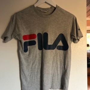 Fila T-shirt - Snygg T-shirt från fila! Säljer då den aldrig kommit till användning under det senaste året. Spriset kan diskuteras, rensar garderoben! 🥰