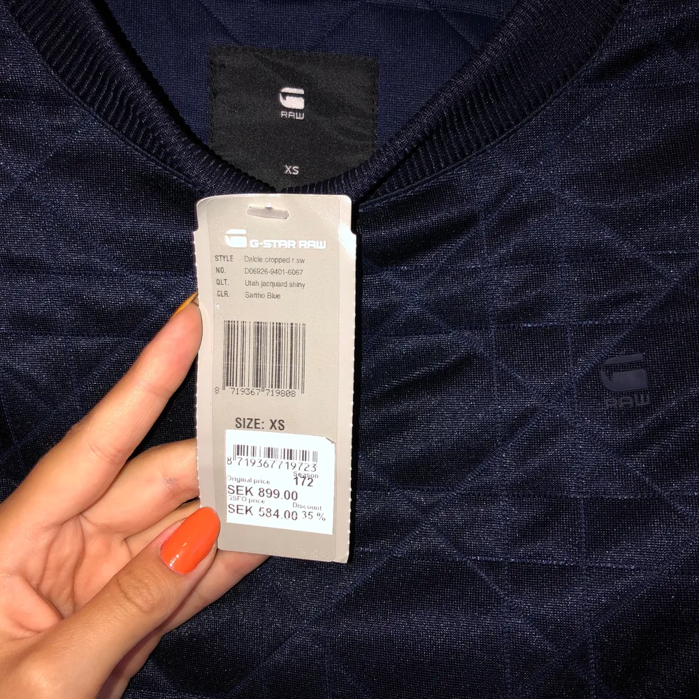 Jättecool mörkblå tröja med skimrikt tyg från G-star Raw. Köpt på outlet och aldrig använt (prislapp kvar). Den har en liten dragskedja i vänstra hörnet längst ner som detalj. Storlek XS, men ganska små storlekar. 150+frakt. Tröjor & Koftor.