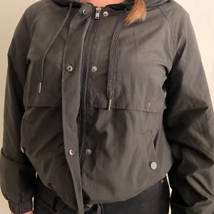 Jacka - En fin vind jacka i svart. Knappt använd. Storlek: S