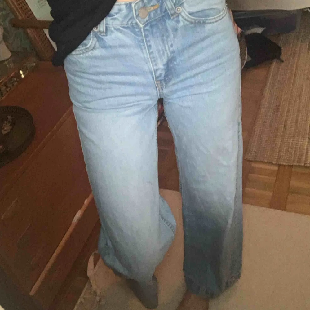 Skitsnygga raka/utsvängda dr. Denim jeans i modellen JAM. Strlk 24/32. Liknar weekday jeansen väldigt mkt men i min åsikt snyggare. Inte lika hårt material. Snygga i rumpan. Köpare står för frakt. . Jeans & Byxor.