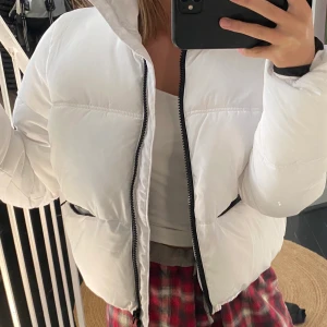 Vinterjacka - Hej! De är sjukt många som har skrivit om den här jackan så kör budgivning avslutar senare ikväll, inga fläckar eller flaws på jackan! Som ny! Stl S. Börja buda from 100 kr. Frakt: 63 kr spårbar annars 88 kr. Buda i kommentarerna🥰