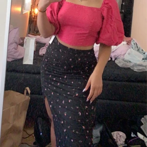 Kjol - Så söt blommig kjol från Monki! Använd fåtal gånger, köpare står för frakt ✨