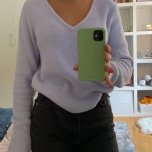 Stickad tröja från zara!  - säljer min ljuslila stickade tröja från zara. den kommer tyvär aldrig till använding längre 🤩 bud på 200