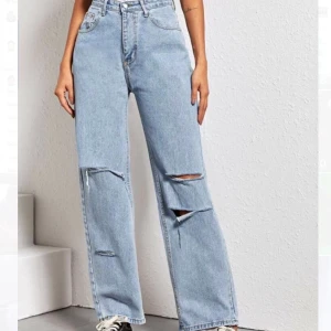 Jeans - Säljer dessa trendiga jeans med hål pga att de tyvärr inte passar🥰 160 kr inklusive frakt 