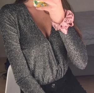 Tröja - Skitsnygg urringad fest tröja. 🥰 budgivning vid många intresserade