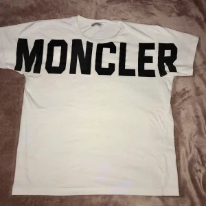 Moncler t-shirt  - Storlek medium. Bra skick 