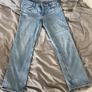 Weekday jeans - BON - Jeans köpta för några månader sedan har dessvärre mest bara legat i garderoben. Modellen heter ”BON” är rak ankel, lågmidjad, ljusblå använd tre gånger (som nya) Strl: W 28 L 30  Ursprungs pris: 500 Säljes för 200kr (prisklass kan diskuteras)