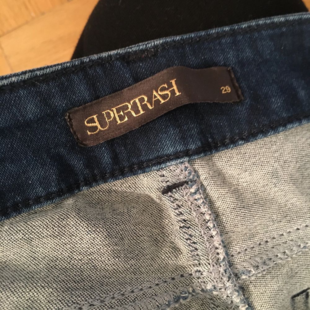 Fina jeans från Supertrash, fint skick. Ev fraktkostnad tillkommer. . Jeans & Byxor.