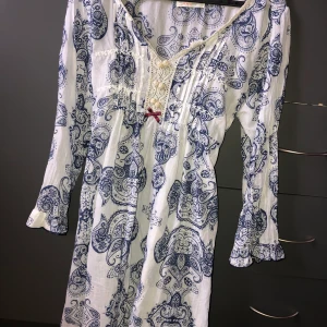 Odd molly - Klänning från odd Molly. Storlek 3. Dock är jag en S och den sitter som jag vill på. Man knyter med snöre