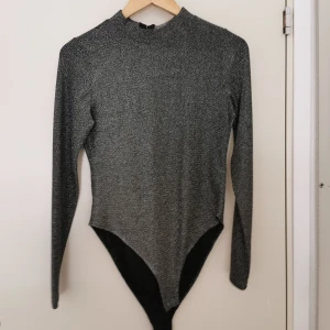 Glittrig grå body - Glittrig grå Body från H&M