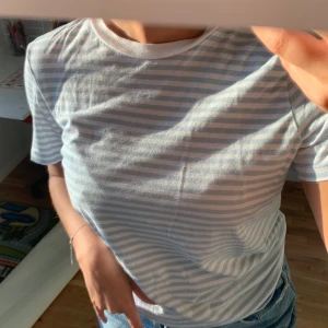 Randig T-shirt  - Ljusblå randig T-shirt, matrailet på T-shirten är väldigt mjuk och sitter inte så tajt.  Köpte för 199 men säljer för 99kr inklusive frakt