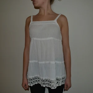  - Söt vit topp från ASOS, 
nyskick, 
andvänd någon enstaka gång