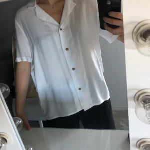 Vit blus strl 38 - Vit blus i nyskick, nästan aldrig använd. Önskas fler bilder/har du frågor kontakta mig bara!! 🥰 Köparen står för frakten