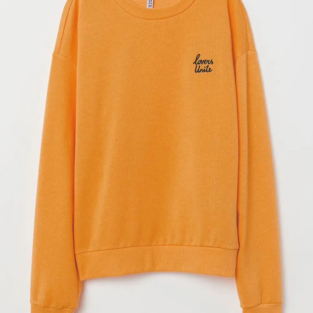 En gul sweatshirt från H&M med broderat ”lovers unite”. Använd och är lite nopprig men det syns inte så mycket. Frakt står köparen för . Tröjor & Koftor.