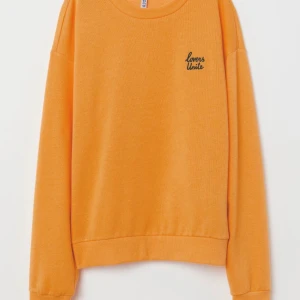 Hm sweatshirt  - En gul sweatshirt från H&M med broderat ”lovers unite”. Använd och är lite nopprig men det syns inte så mycket. Frakt står köparen för 