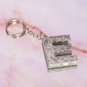 Nyckelring silver  - Betalning sker innan jag gör nyckelringen. Detta pga tidigare oseriösa köpare. ⚠️ Beställ din egna unika nyckelring med valfri bokstav (A-Z) enligt bild. Dessa görs för hand och varje nyckelring blir därför unik. Leveranstiden är lite längre (ca 3-5 dagar) då de måste härda ordentligt innan de skickas. Självklart får du en bild på din nyckelring när den är färdig! 😊🌺 Fått så många fina kommentarer om min egna nyckelring. 😍 Frakt tillkommer.