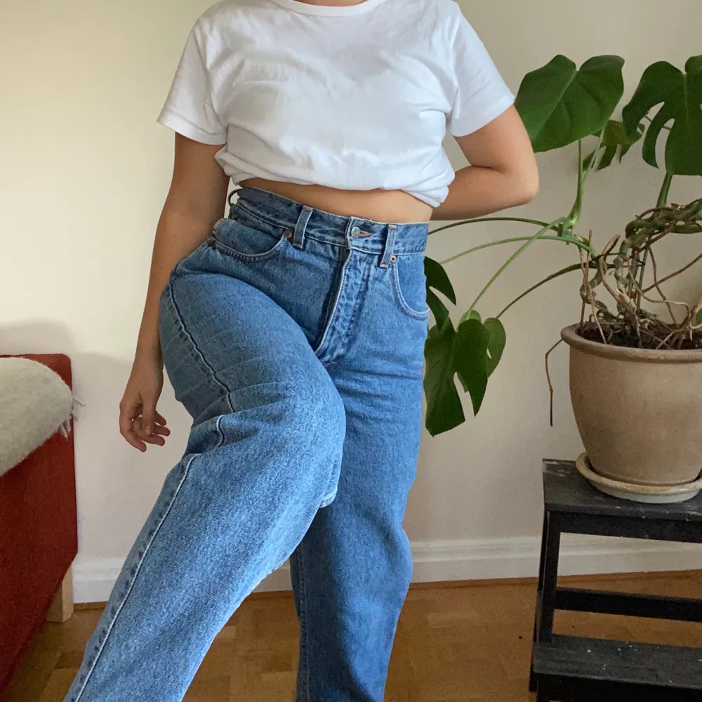 Skitsnygga blå mom vintage jeans från humana!💙 Jag är 1.60, kan mäta midjan men de är typ small!. Jeans & Byxor.