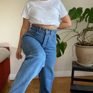 Skitsnygga blå mom vintage jeans från humana!💙 Jag är 1.60, kan mäta midjan men de är typ small!
