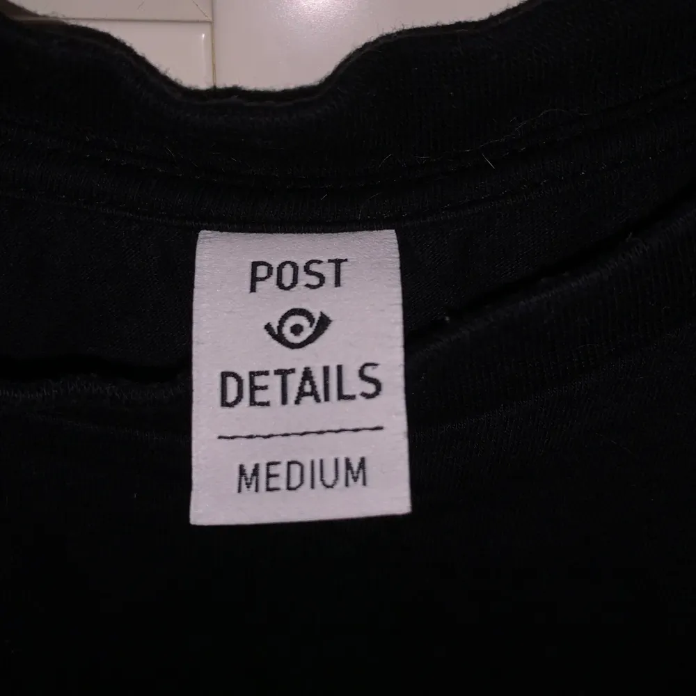 Riktigt fet post details t-shirt i storlek M🤩 Säljer för att jag inte använder den längre och den är i nyskick utan några fläckar eller hål. Fraktkostnad tillkommer på 66kr😊. T-shirts.