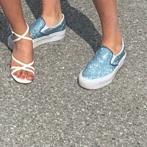 Glittriga vans  - Tänkte kolla intresset på dessa glittriga vans. Inte använda så många gånger, lite smutsiga men går att göra rent! 